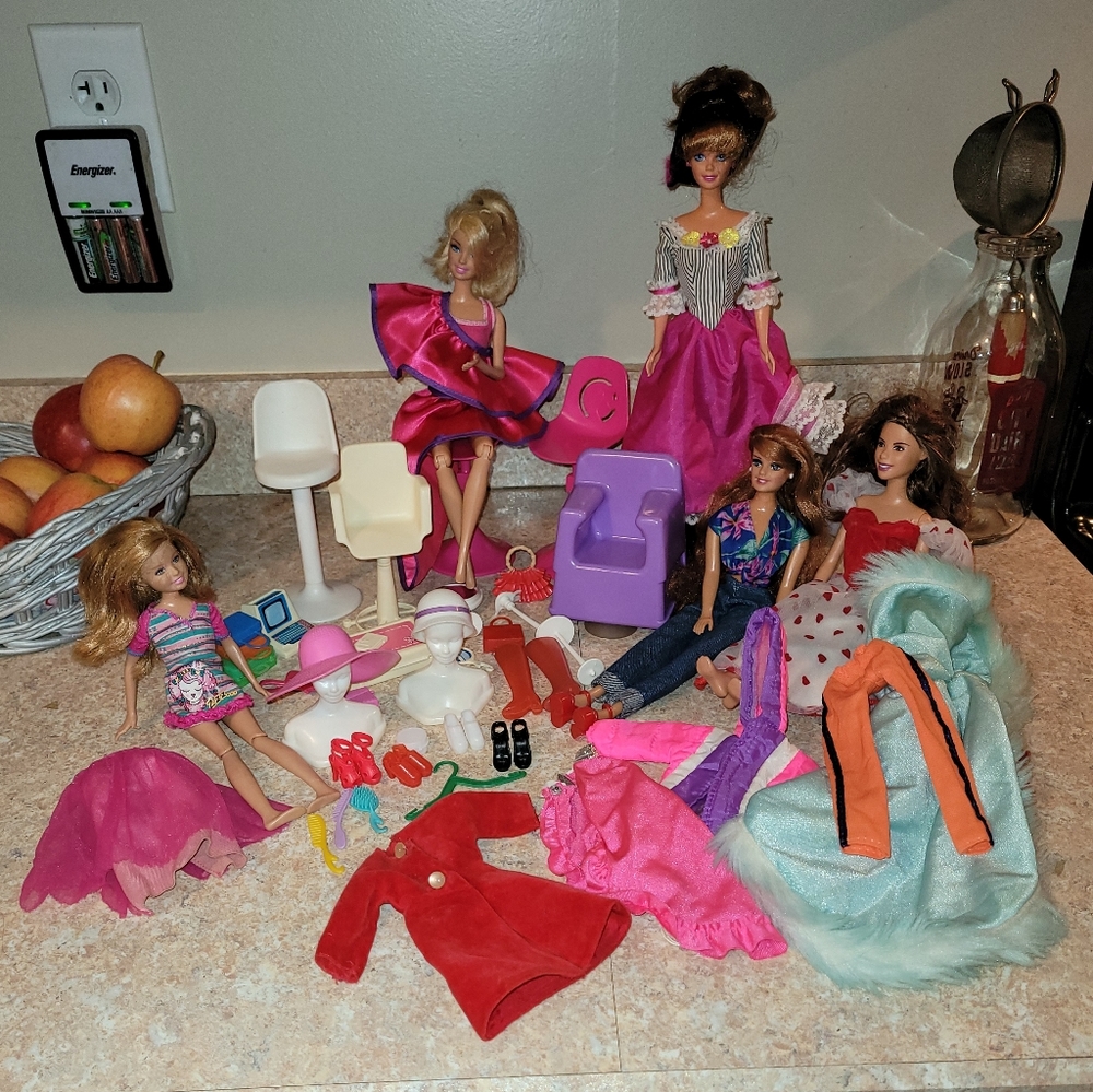Lot of Vintage Barbies Mix